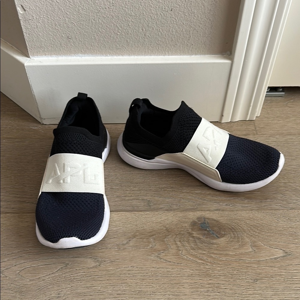 EUC APL techloom bliss knit running shoe size 5.5 navy/black/ivory